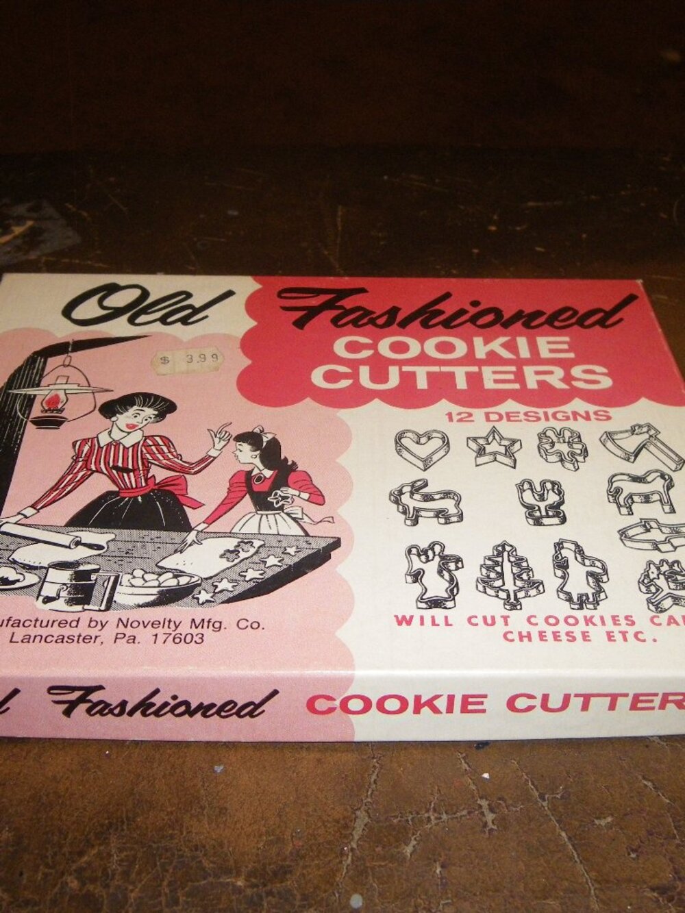 Vintage Novelty Mfg. Co. 12 Old Fashioned Cookie Cutters Original Box